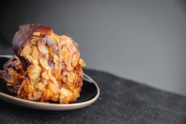 Brioche tatlı bademli Fransız tostu taze lezzetli yemekler lezzetli gurme yemek arka planı masa kırsal yiyeceklerin üst görüntüsü fotokopi alanı.