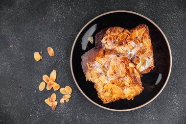 Brioche tatlı bademli Fransız tostu taze lezzetli yemekler lezzetli gurme yemek arka planı masa kırsal yiyeceklerin üst görüntüsü fotokopi alanı.