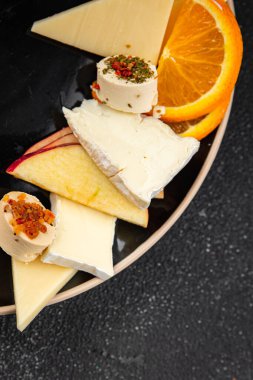 Peynir tabağı sert peynir, yumuşak peynir, taze meyve lezzetli yemek arkaplan lezzetli gurme yemek masa kırsal gıdanın üstünde fotokopi odası