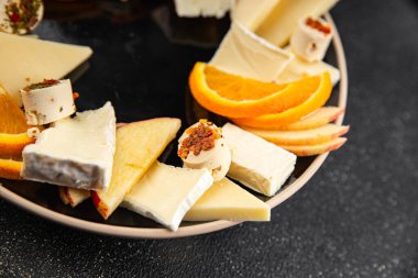 Peynir tabağı sert peynir, yumuşak peynir, taze meyve lezzetli yemek arkaplan lezzetli gurme yemek masa kırsal gıdanın üstünde fotokopi odası