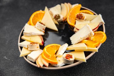 Peynir tabağı sert peynir, yumuşak peynir, taze meyve lezzetli yemek arkaplan lezzetli gurme yemek masa kırsal gıdanın üstünde fotokopi odası