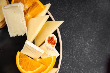 Peynir tabağı sert peynir, yumuşak peynir, taze meyve lezzetli yemek arkaplan lezzetli gurme yemek masa kırsal gıdanın üstünde fotokopi odası
