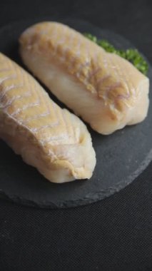 Beyaz balık fileto çiğ deniz ürünleri taze lezzetli yemek gurme yemek masanın üzerinde yemek üst görünüm uzay keto fotokopi ve paleo diyet vejetaryen diyet