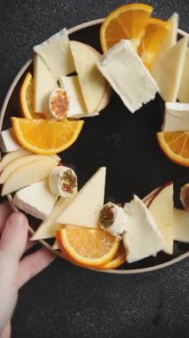 Peynir tabağı sert peynir, yumuşak peynir, taze meyve lezzetli yemek arkaplan lezzetli gurme yemek masa kırsal gıdanın üstünde fotokopi odası