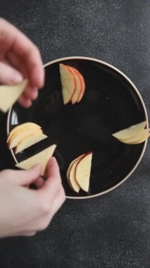 Peynir tabağı sert peynir, yumuşak peynir, taze meyve lezzetli yemek arkaplan lezzetli gurme yemek masa kırsal gıdanın üstünde fotokopi odası