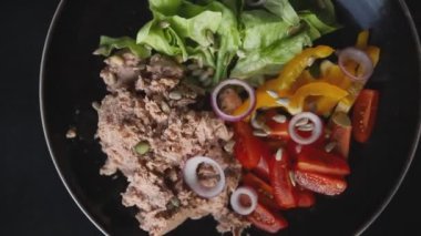 Ton balığı salatası taze sebzeler ve deniz ürünleri taze lezzetli yemekler lezzetli gurme yemek masanın üstünde yemek üst görünüm fotokopi alanı keto ve paleo diyet vejetaryen vejetaryen ve pejeteryan diyeti
