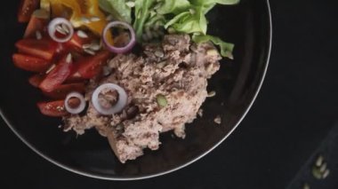 Ton balığı salatası taze sebzeler ve deniz ürünleri taze lezzetli yemekler lezzetli gurme yemek masanın üstünde yemek üst görünüm fotokopi alanı keto ve paleo diyet vejetaryen vejetaryen ve pejeteryan diyeti