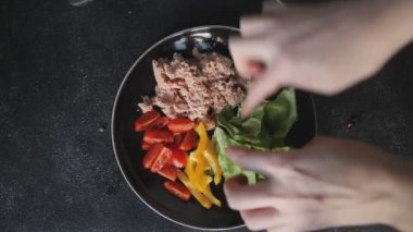 Ton balığı salatası taze sebzeler ve deniz ürünleri taze lezzetli yemekler lezzetli gurme yemek masanın üstünde yemek üst görünüm fotokopi alanı keto ve paleo diyet vejetaryen vejetaryen ve pejeteryan diyeti