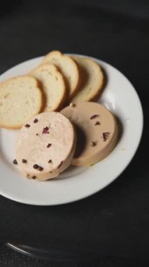 Kaz ciğeri ciğeri ciğeri. Fransız mutfağı. Lezzetli yemekler.