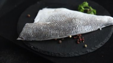 Fileto Dorado çiğ balık taze lezzetli yemek lezzetli gurme yemek arka planı masa rustik yemek üst görünüm fotokopi uzay vejetaryen diyeti