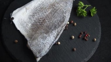 Fileto Dorado çiğ balık taze lezzetli yemek lezzetli gurme yemek arka planı masa rustik yemek üst görünüm fotokopi uzay vejetaryen diyeti