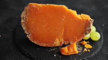 Mimolette peyniri ya da çedar peyniri taze lezzetli yemek arkaplanı masanın kırsal kesiminde lezzetli gurme yemek üst görünümü fotokopi alanı