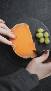 Mimolette peyniri ya da çedar peyniri taze lezzetli yemek arkaplanı masanın kırsal kesiminde lezzetli gurme yemek üst görünümü fotokopi alanı