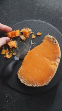 Mimolette peyniri ya da çedar peyniri taze lezzetli yemek arkaplanı masanın kırsal kesiminde lezzetli gurme yemek üst görünümü fotokopi alanı