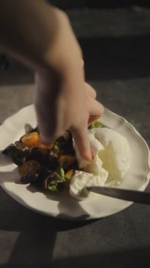 Burrata salatası yeşil yapraklar, domatesler, peynirli burratina sağlıklı yemek atıştırmalıkları fotokopi masasında uzay yiyecekleri arka plan kırsal manzarası