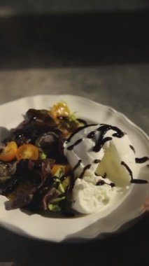 Burrata salatası yeşil yapraklar, domatesler, peynirli burratina sağlıklı yemek atıştırmalıkları fotokopi masasında uzay yiyecekleri arka plan kırsal manzarası