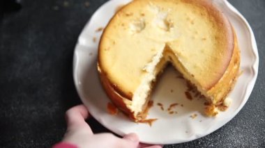 Peynirli tart tatlı peynirli tart taze lezzetli yemekler gurme yemek arka planı masa rustik yiyeceklerin üst görüntüsü fotokopi alanı