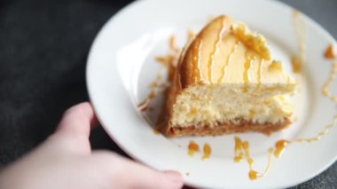 Peynirli tart tatlı peynirli tart taze lezzetli yemekler gurme yemek arka planı masa rustik yiyeceklerin üst görüntüsü fotokopi alanı