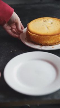 Peynirli tart tatlı peynirli tart taze lezzetli yemekler gurme yemek arka planı masa rustik yiyeceklerin üst görüntüsü fotokopi alanı