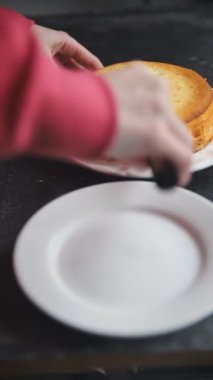 Peynirli tart tatlı peynirli tart taze lezzetli yemekler gurme yemek arka planı masa rustik yiyeceklerin üst görüntüsü fotokopi alanı