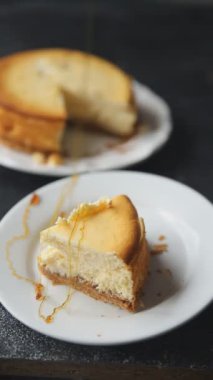 Peynirli tart tatlı peynirli tart taze lezzetli yemekler gurme yemek arka planı masa rustik yiyeceklerin üst görüntüsü fotokopi alanı