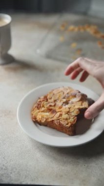 Brioche bademi Fransız tostu taze lezzetli yemekler lezzetli gurme yemek arkaplanı masa kırsal yiyeceklerin üst görünümü fotokopi alanı