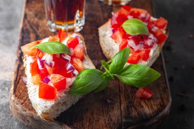 Aperatif domates... aperatif... taze lezzetli yemek... lezzetli gurme yemek... masanın üstünde... rustik yemekler... fotokopi alanı vejetaryen yemekleri...