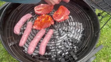 Barbekü ateşte taze et iştah açıcı taze yemek lezzetli gurme yemek arka planda masa kırsal yemek üst görünüm fotokopi alanı keto ve paleo diyeti