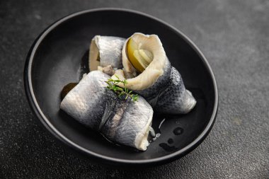 Ringa balıklı rulo soğan ve turşu aperatifler taze lezzetli yemekler lezzetli gurme yemek arkaplan masa üzerinde rustik gıda üst görünüm fotokopi uzay vejetaryen diyet