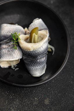 Ringa balıklı rulo soğan ve turşu aperatifler taze lezzetli yemekler lezzetli gurme yemek arkaplan masa üzerinde rustik gıda üst görünüm fotokopi uzay vejetaryen diyet