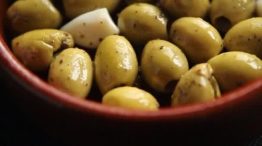 Akdeniz zeytinleri sarımsaklı aperatif taze lezzetli yemekler lezzetli gurme yemek arka planı masaya sade yemekler fotokopi alanı keto ve paleo diyet vejetaryen ve vejetaryen yemekleri