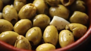 Akdeniz zeytinleri sarımsaklı aperatif taze lezzetli yemekler lezzetli gurme yemek arka planı masaya sade yemekler fotokopi alanı keto ve paleo diyet vejetaryen ve vejetaryen yemekleri