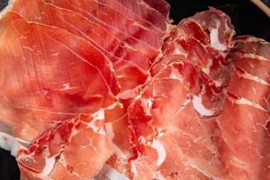 Jamon eti iberico ya da serrano aperatifi taze lezzetli yemekler lezzetli gurme yemek arka planı masa rustik gıda üst görünümü fotokopi alanı