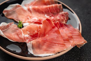 Jamon eti iberico ya da serrano aperatifi taze lezzetli yemekler lezzetli gurme yemek arka planı masa rustik gıda üst görünümü fotokopi alanı
