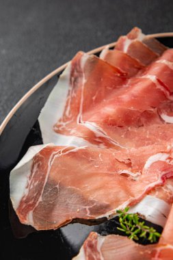 Jamon eti iberico ya da serrano aperatifi taze lezzetli yemekler lezzetli gurme yemek arka planı masa rustik gıda üst görünümü fotokopi alanı
