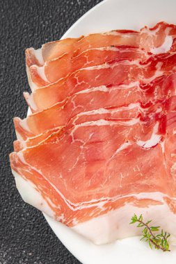 Jamon eti iberico ya da serrano aperatifi taze lezzetli yemekler lezzetli gurme yemek arka planı masa rustik gıda üst görünümü fotokopi alanı