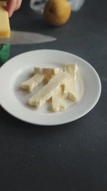 Peynir tabağı Fransız peyniri taze lezzetli yemekler lezzetli gurme yemek arkaplanı masa kırsal yiyeceklerin üst görünümü fotokopi alanı