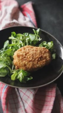 Pirzola cordon bleu tavuk eti, peynir, domuz pastırması. Masanın üzerinde fotokopi alanı arka plan kırsal manzarası.