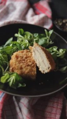 Pirzola cordon bleu tavuk eti, peynir, domuz pastırması. Masanın üzerinde fotokopi alanı arka plan kırsal manzarası.