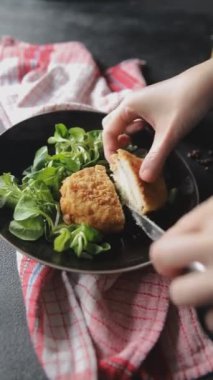 Pirzola cordon bleu tavuk eti, peynir, domuz pastırması. Masanın üzerinde fotokopi alanı arka plan kırsal manzarası.