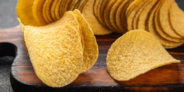 Patates cipsi fast food taze yemek lezzetli gurme yemek arkaplan masa üzerinde rustik gıda üst görünüm fotokopi alanı