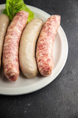 Çiğ sosis, sığır eti, tavuk, kuzu eti taze lezzetli yemek arkaplan lezzetli gurme yemek masanın üzerinde rustik yemek üst görünüm boşluk