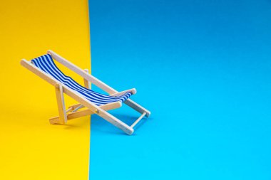 Plaj sandalyesi kumaş şezlongu açık havada aktif eğlence alanı kopyalama arkaplanı