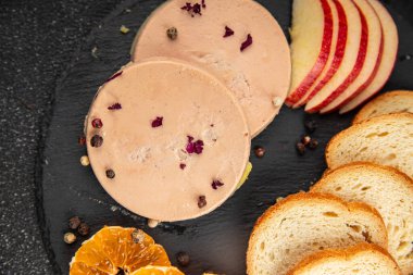 Kaz ciğeri ciğeri ciğeri. Fransız mutfağı. Lezzetli yemekler.