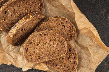 Mısır gevreği parçaları tam tahıllı ekmek ürünleri taze lezzetli yemekler lezzetli gurme yemek arka planı masa kırsal gıdalar üst görünüm fotokopi alanı