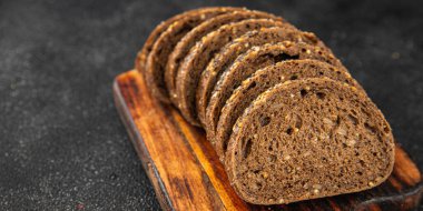 Mısır gevreği parçaları tam tahıllı ekmek ürünleri taze lezzetli yemekler lezzetli gurme yemek arka planı masa kırsal gıdalar üst görünüm fotokopi alanı