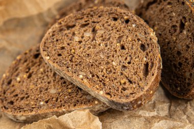 Mısır gevreği parçaları tam tahıllı ekmek ürünleri taze lezzetli yemekler lezzetli gurme yemek arka planı masa kırsal gıdalar üst görünüm fotokopi alanı