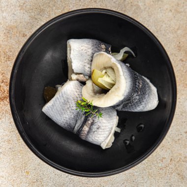 Rollpaslar ringa balığı rulosu soğan ve turşu aperatif taze yemek gurme arka plan masa rustik gıda üst görünüm fotokopi uzay vejetaryen diyet