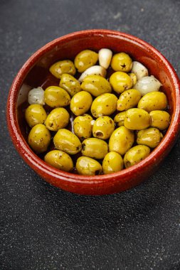 Zeytinler Akdeniz 'de sarımsaklı aperatif... taze lezzetli yemekler... sofrada gurme yemek... üst kattaki yemek... fotokopi alanı keto... ve paleo diyeti vejetaryen ve vejetaryen yemekleri.