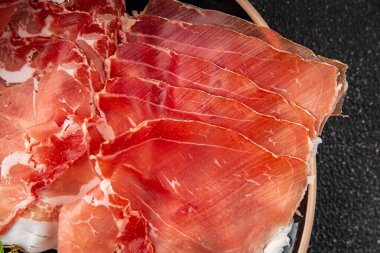 Jamon eti iberico ya da Serrano aperatifi taze lezzetli yemek gurme yemek arka planı masa rustik gıda üst görünümü fotokopi alanı